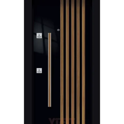 Siyah çelik kapı, dikey ahşap çıtalı tasarım