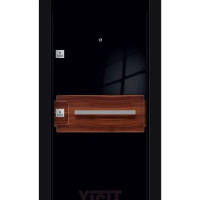 Siyah çelik kapı, yatay ahşap panel ve kulplu