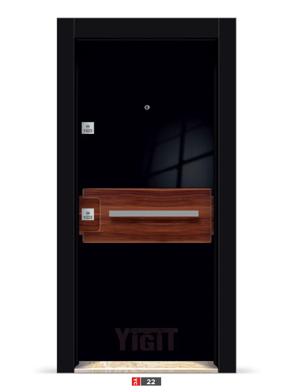 Siyah çelik kapı, yatay ahşap panel ve kulplu