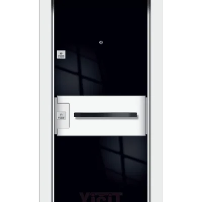 Siyah çelik kapı, beyaz yatay panel detaylı