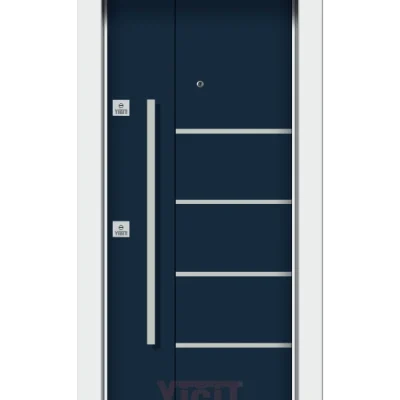 Koyu mavi çelik kapı, yatay metal çizgili