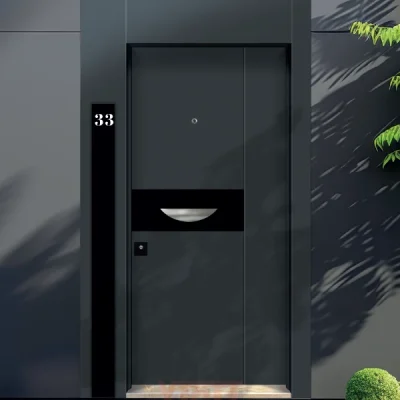 Koyu gri çelik kapı, yatay siyah panel ve dairesel kulplu